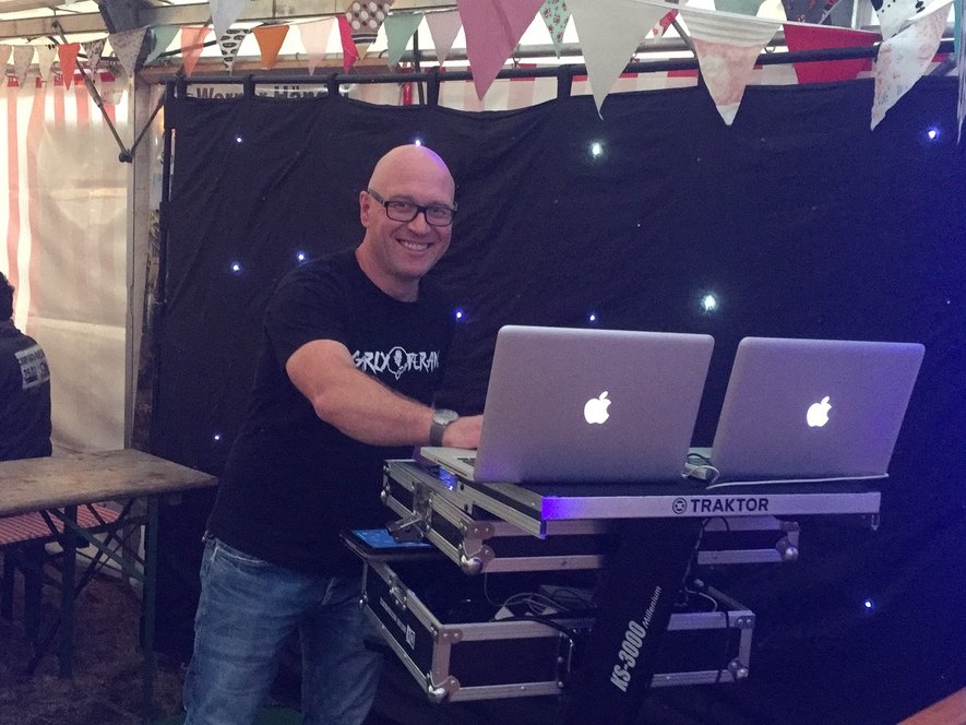 DJ Doc Snyder am Arbeitsplatz im Festzelt