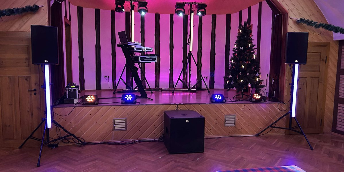 B&uuml;hnenaufbau in holzvert&auml;feltem Saal